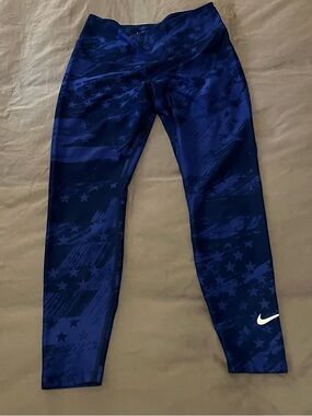 Nike women’s Blue Star-Print Athletic Leggings